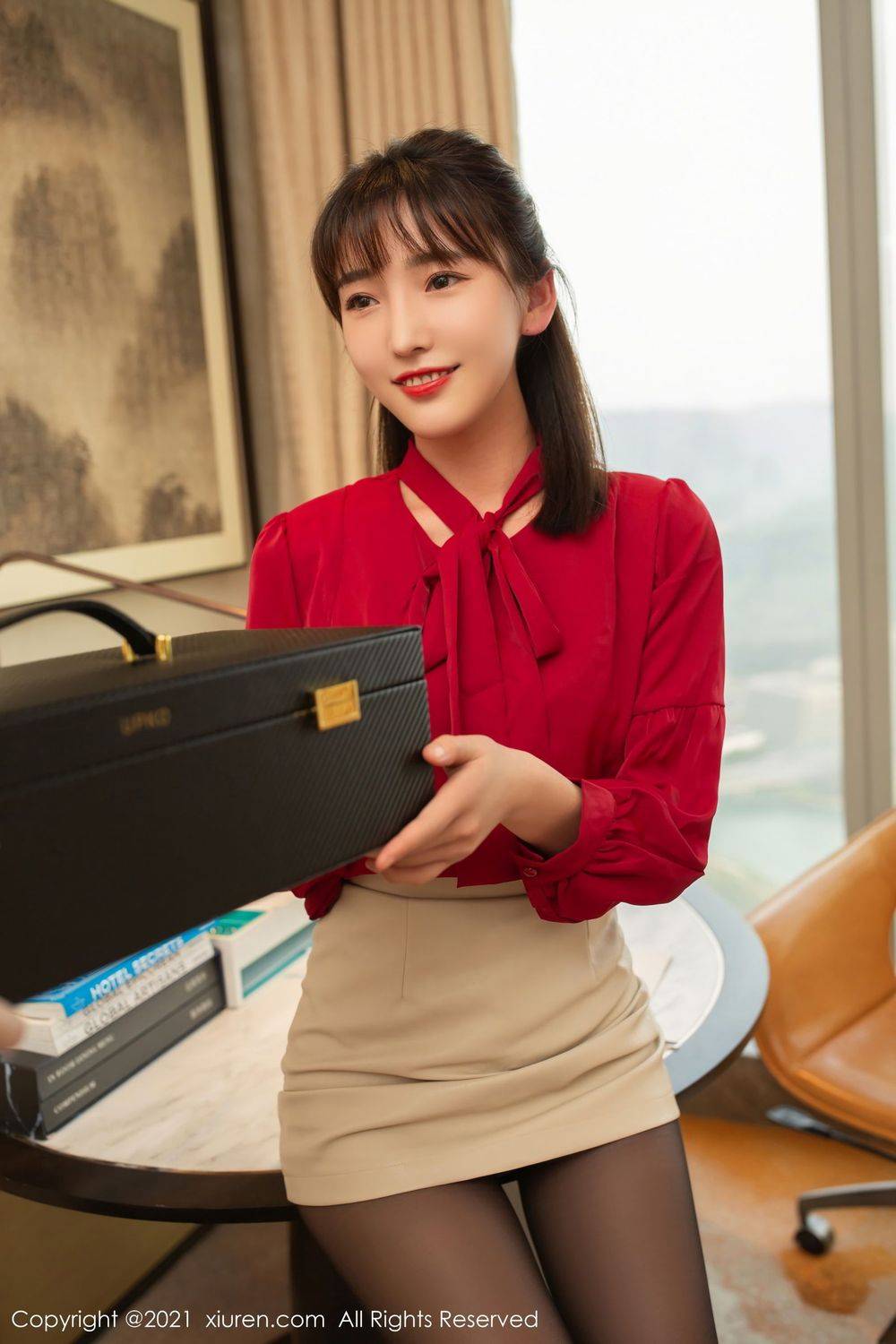 秀人网性感女神陆萱萱黑丝美腿猩红艳丽服饰魅惑足量写真-4