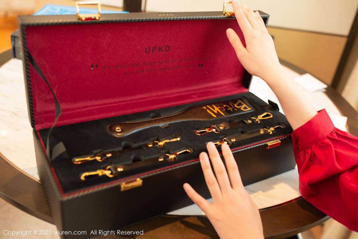 秀人网性感女神陆萱萱黑丝美腿猩红艳丽服饰魅惑足量写真-7