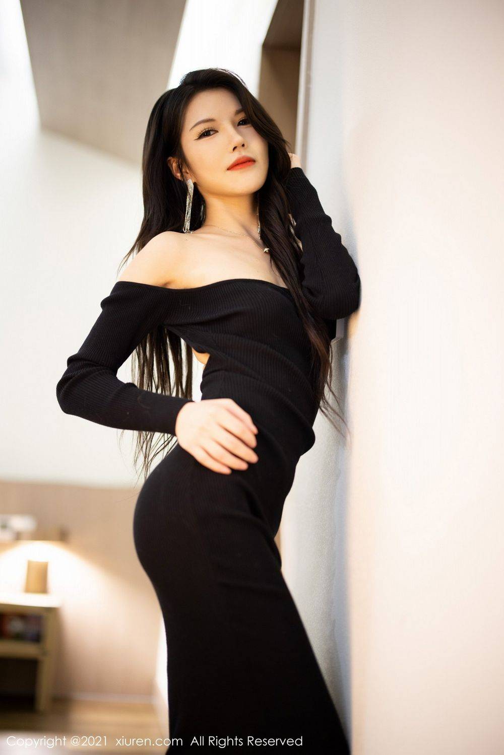 秀人网新人模特媛媛酱belle典雅的礼裙与黑丝魅惑杭州旅拍-6