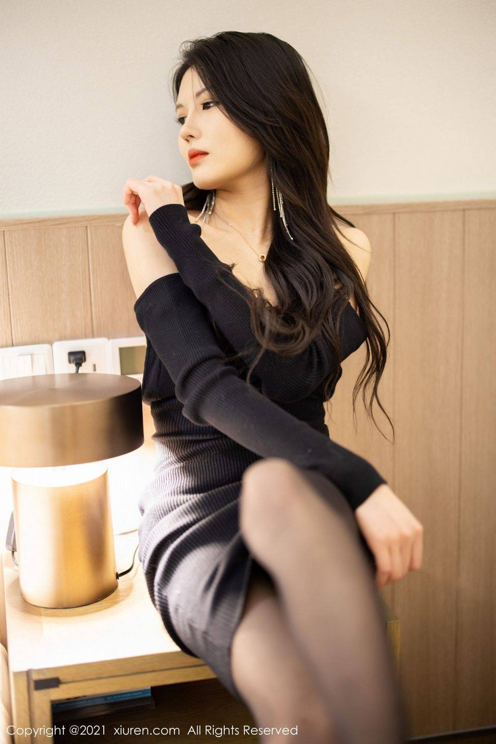 秀人网新人模特媛媛酱belle典雅的礼裙与黑丝魅惑杭州旅拍-31