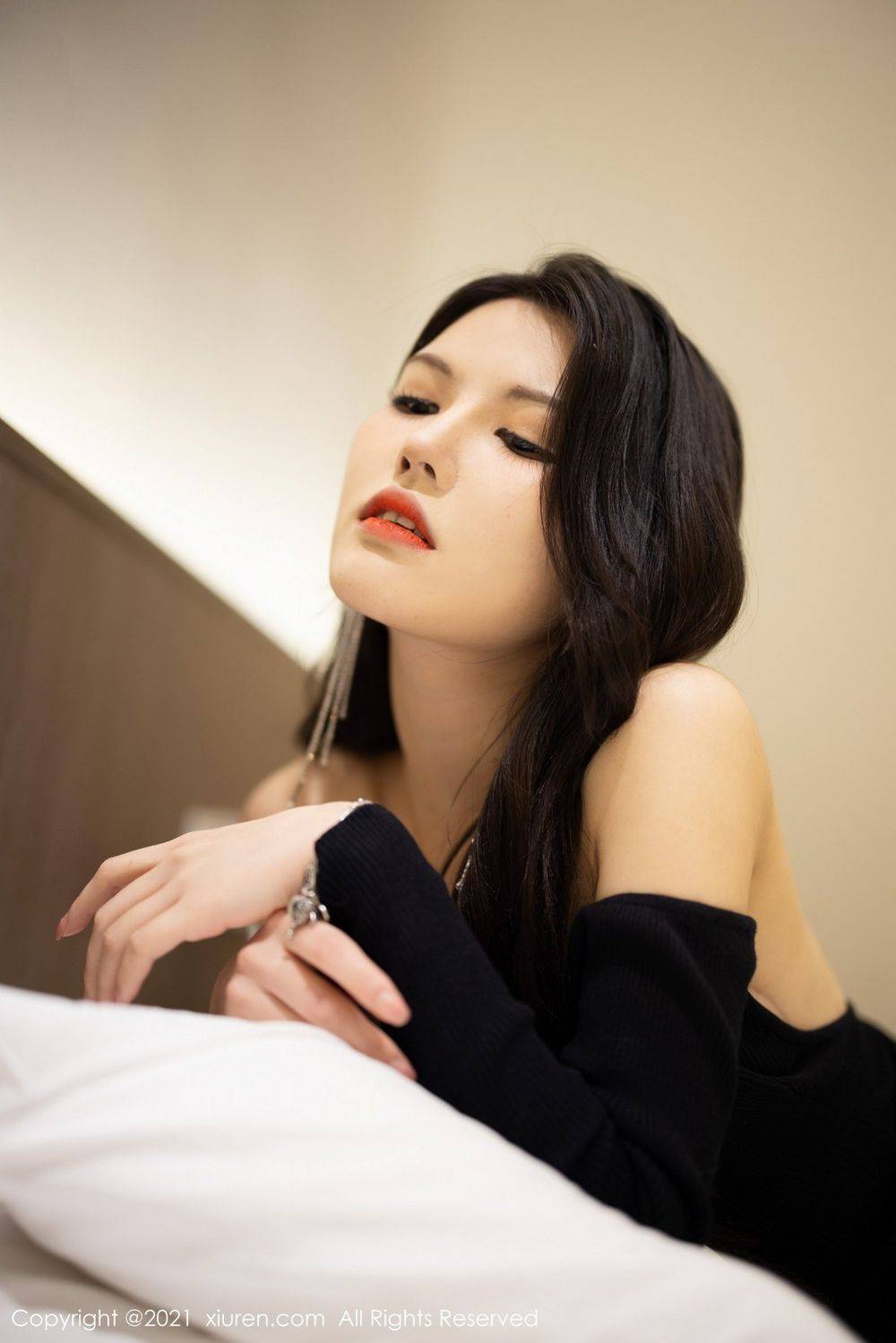 秀人网新人模特媛媛酱belle典雅的礼裙与黑丝魅惑杭州旅拍-48