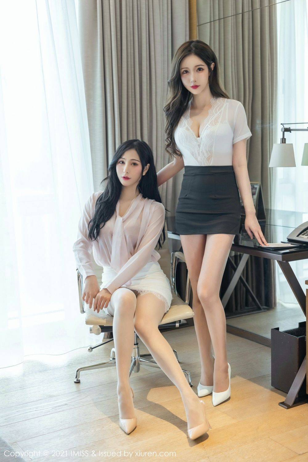 爱蜜社性感姐妹花Lavinia肉肉&LindaLinda丝袜美腿都市OL撩人写真