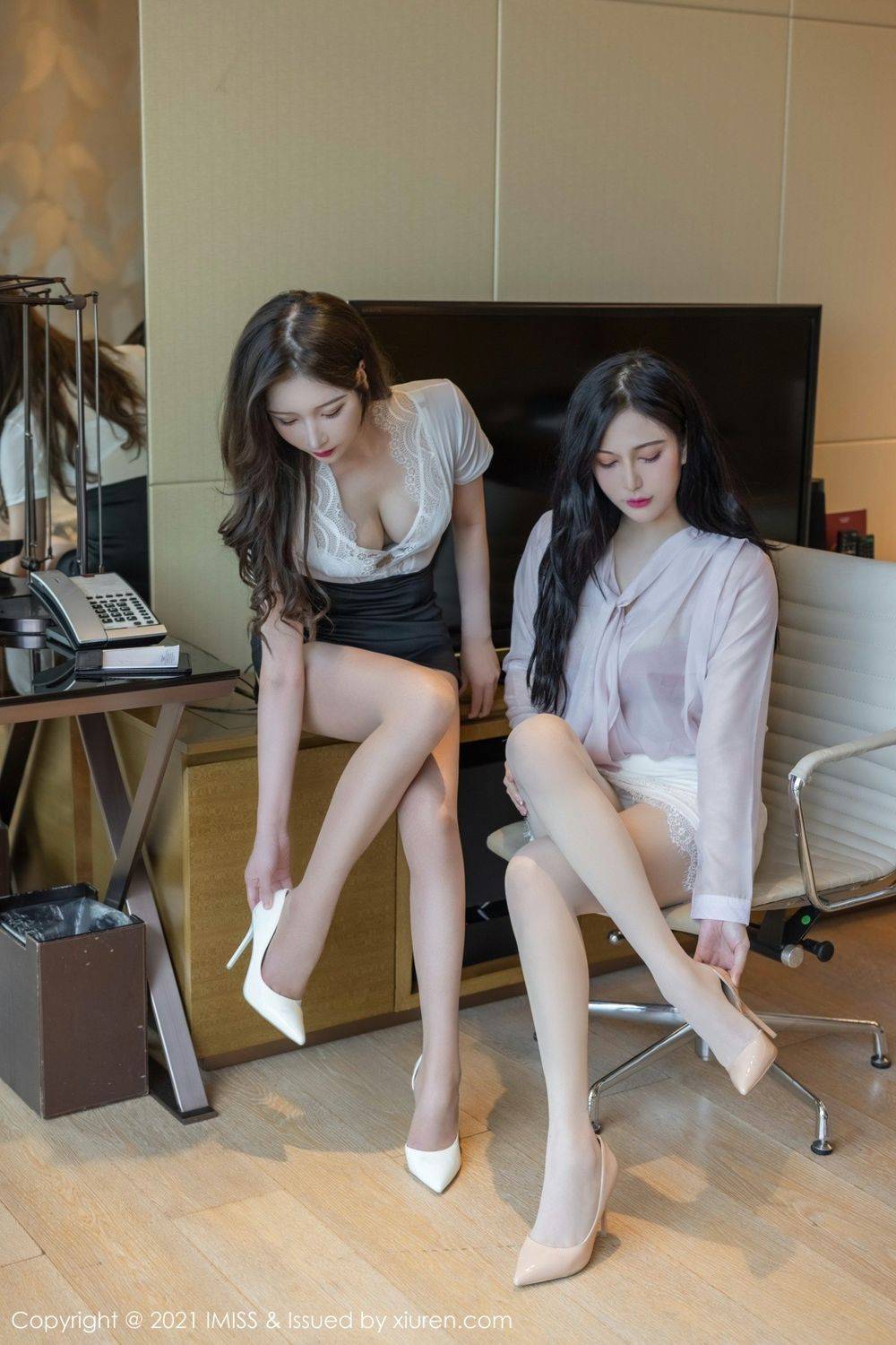 爱蜜社性感姐妹花Lavinia肉肉&LindaLinda丝袜美腿都市OL撩人写真-16