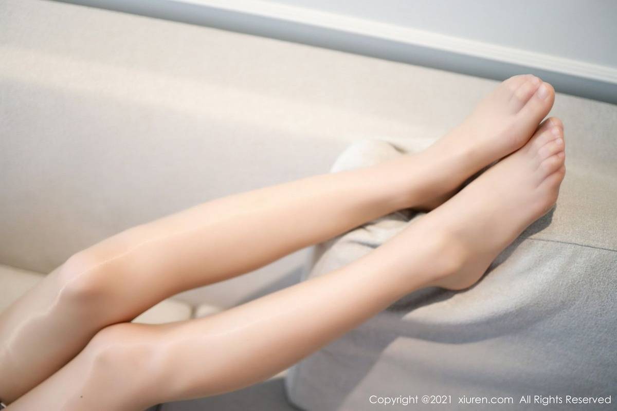 秀人网美女模特明日花桃桃束腰镂空服饰亭亭而立澳门旅拍-31