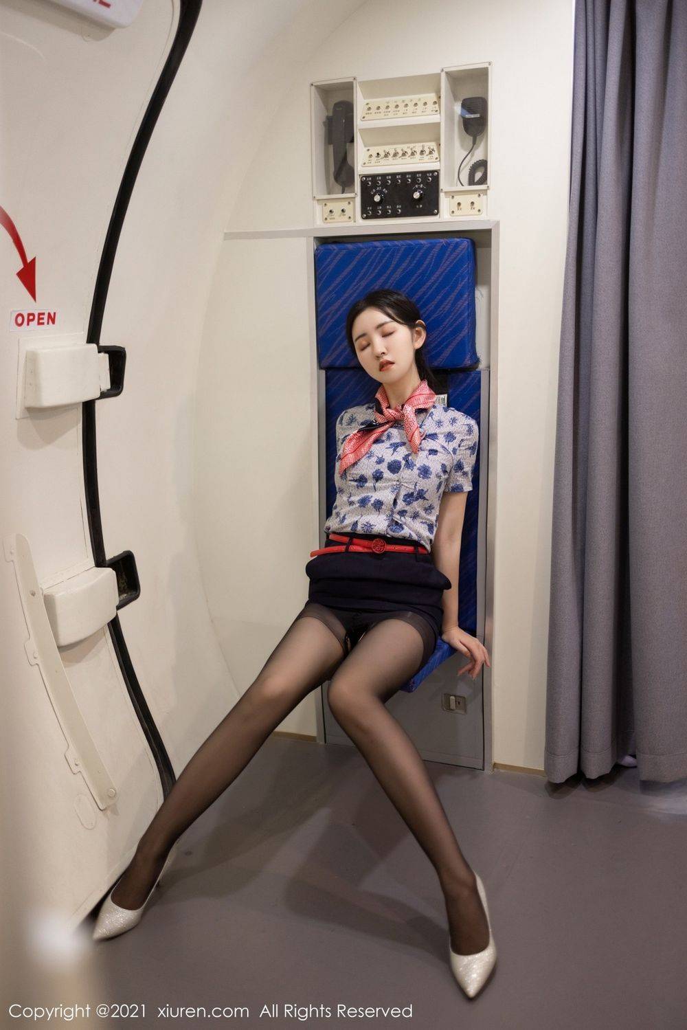 秀人网美女模特沈梦瑶空姐制服黑色内衣客机场景性感写真-7