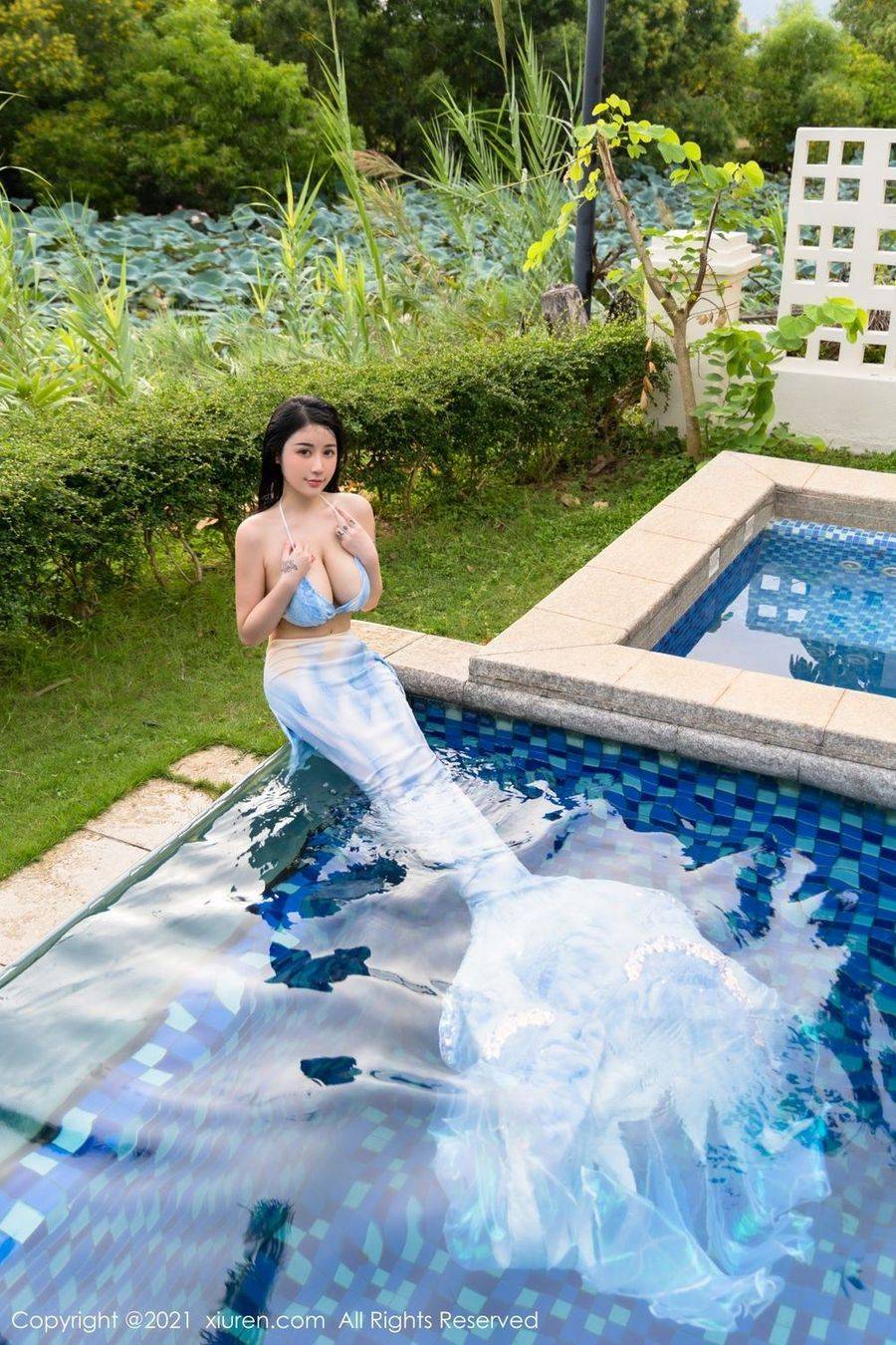 秀人网美女模特美七Mia美人鱼服饰泳池湿身淋漓三亚旅拍-4