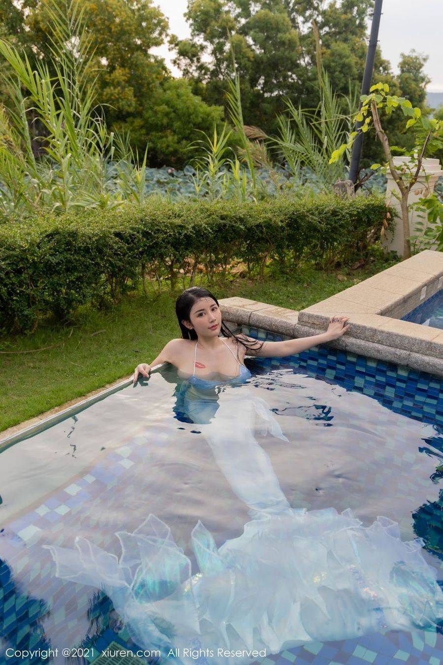 秀人网美女模特美七Mia美人鱼服饰泳池湿身淋漓三亚旅拍-2