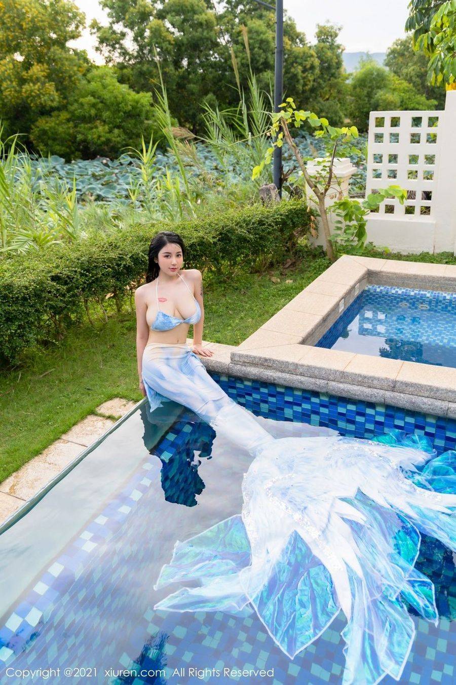 秀人网美女模特美七Mia美人鱼服饰泳池湿身淋漓三亚旅拍-3