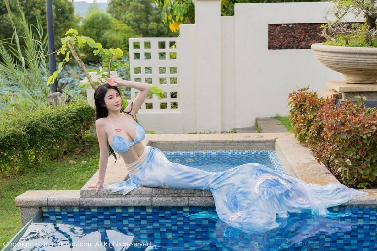 秀人网美女模特美七Mia美人鱼服饰泳池湿身淋漓三亚旅拍-9
