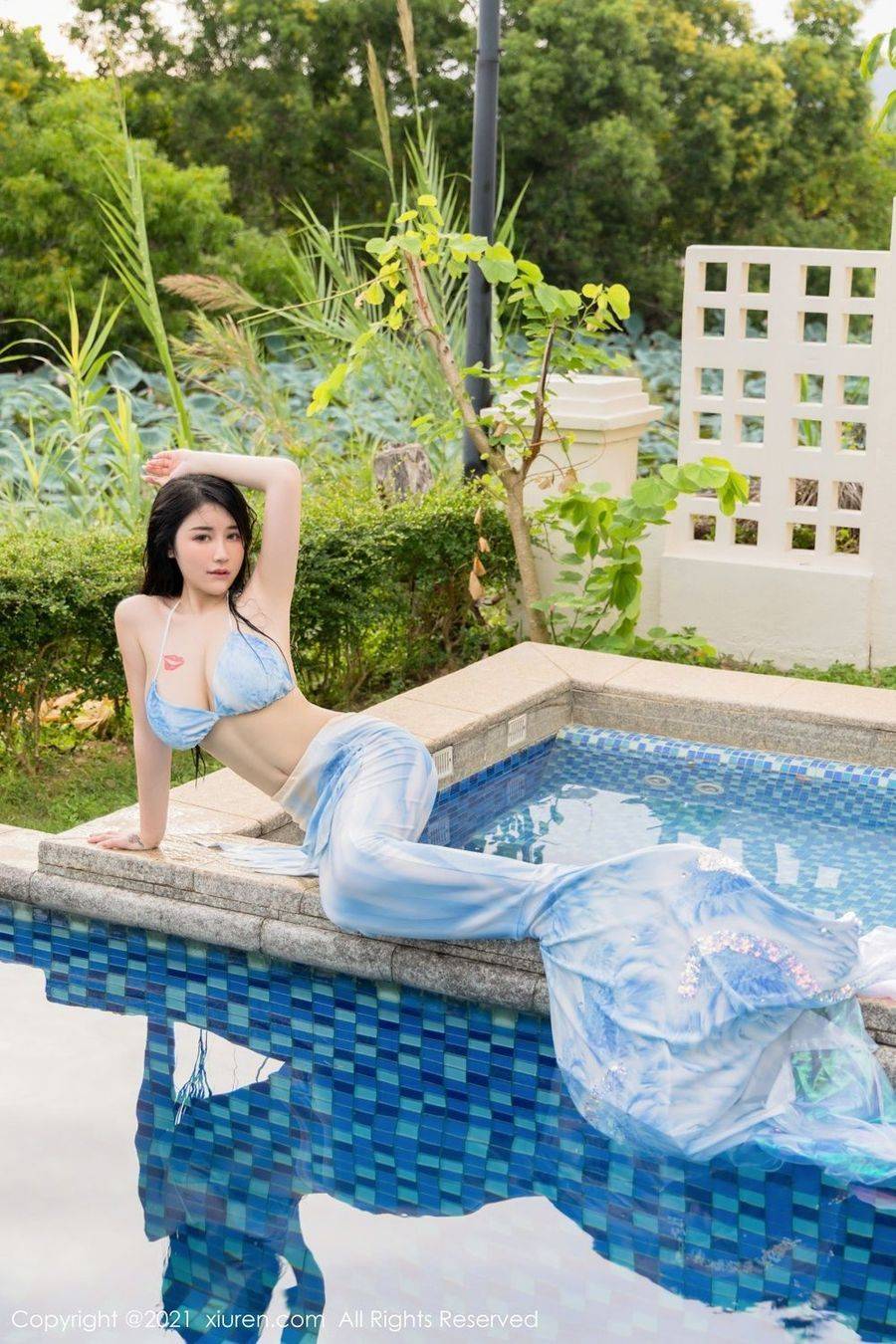 秀人网美女模特美七Mia美人鱼服饰泳池湿身淋漓三亚旅拍-13