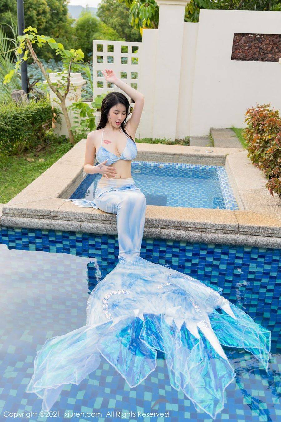 秀人网美女模特美七Mia美人鱼服饰泳池湿身淋漓三亚旅拍-16