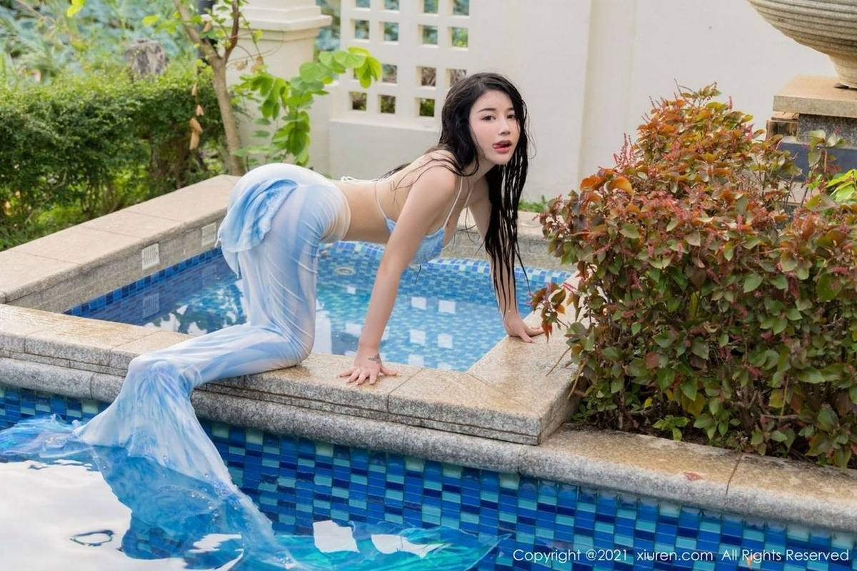 秀人网美女模特美七Mia美人鱼服饰泳池湿身淋漓三亚旅拍-17