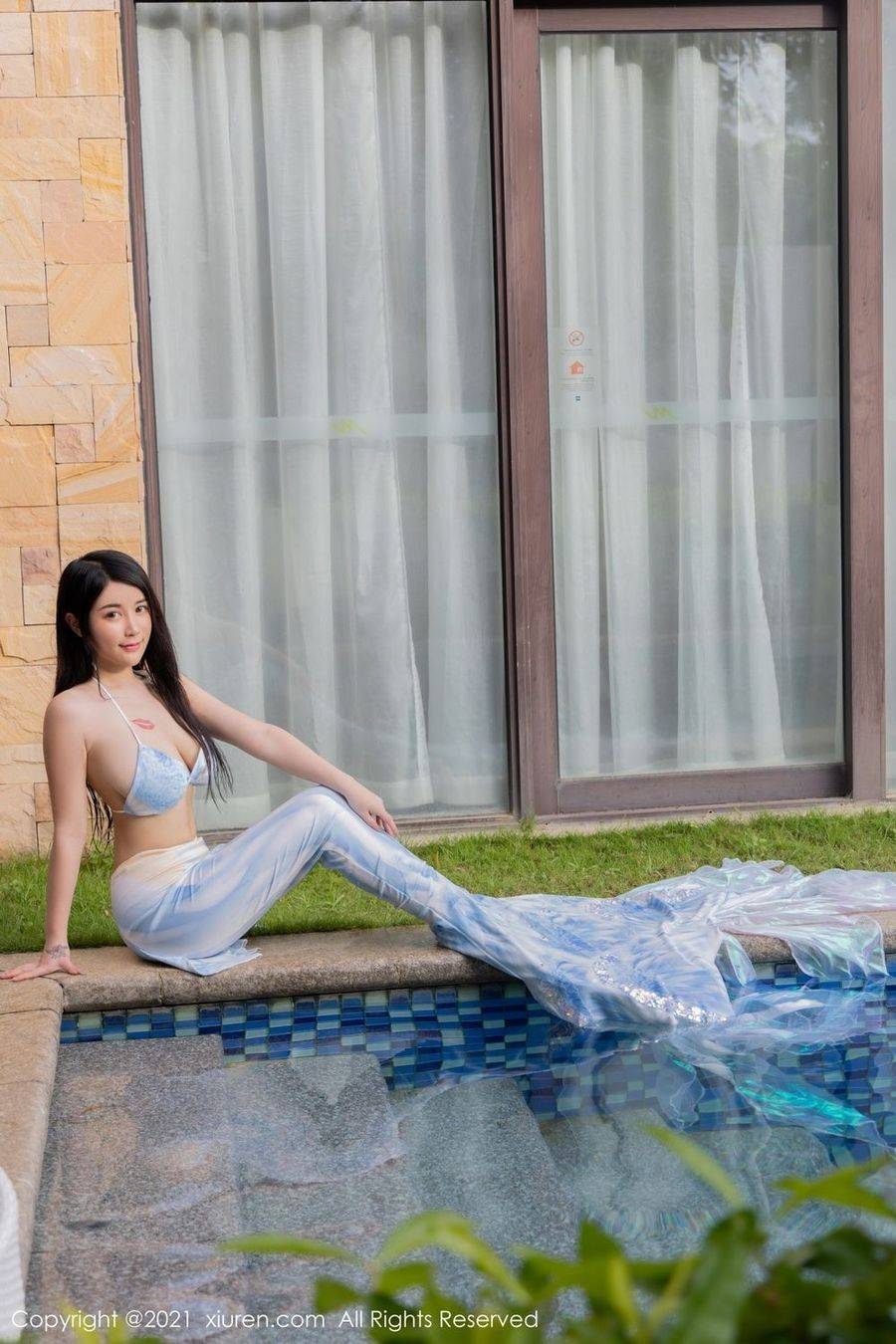 秀人网美女模特美七Mia美人鱼服饰泳池湿身淋漓三亚旅拍-28