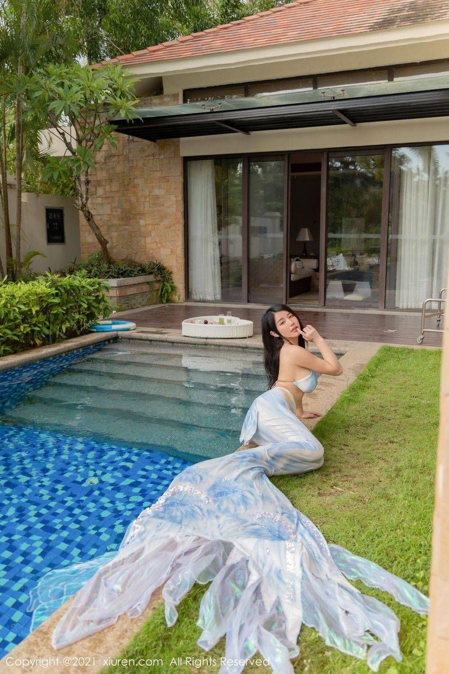 秀人网美女模特美七Mia美人鱼服饰泳池湿身淋漓三亚旅拍-32