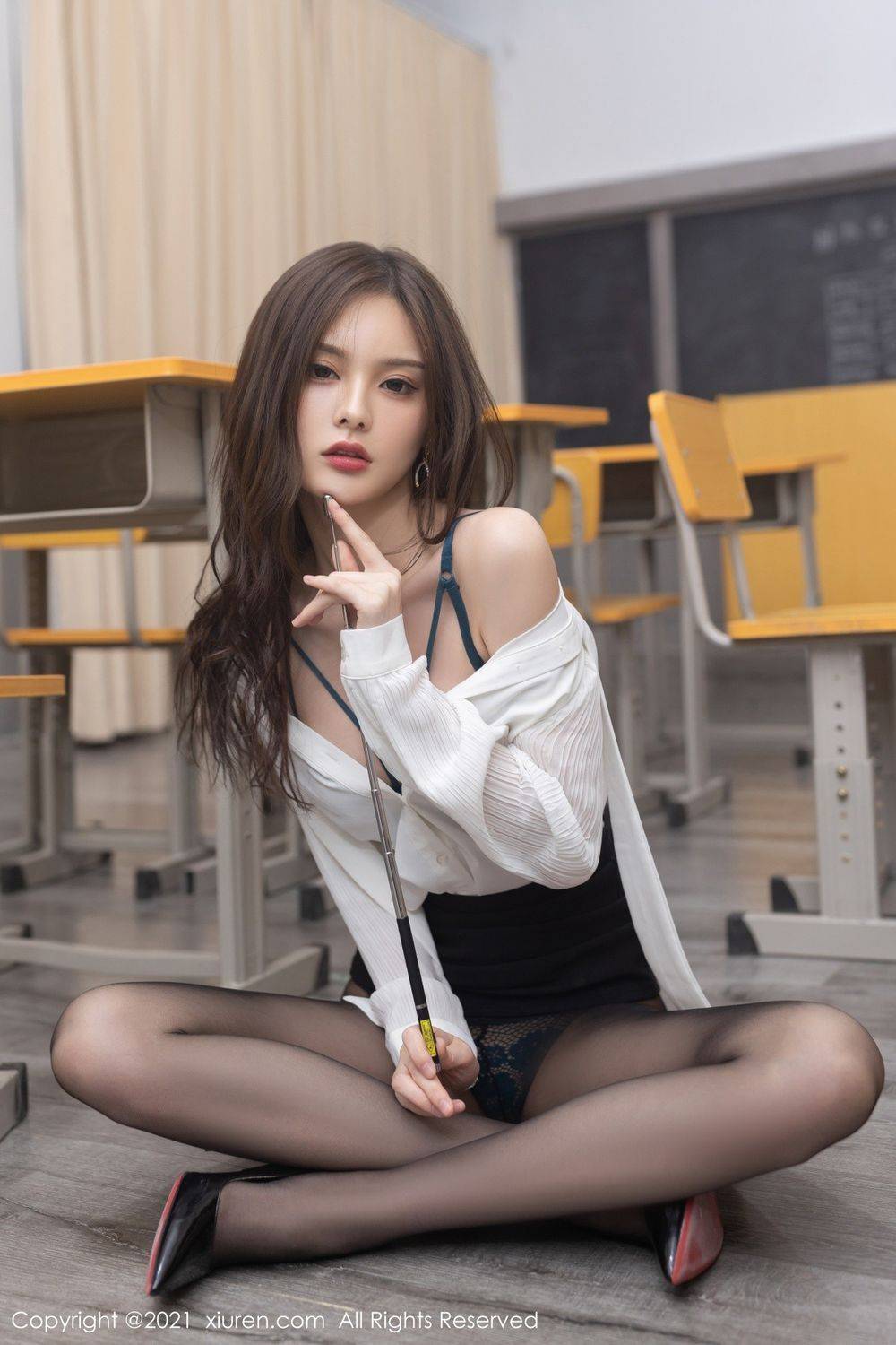 秀人网美女模特王心怡黑丝美腿超短裙内衣系列性感写真-44