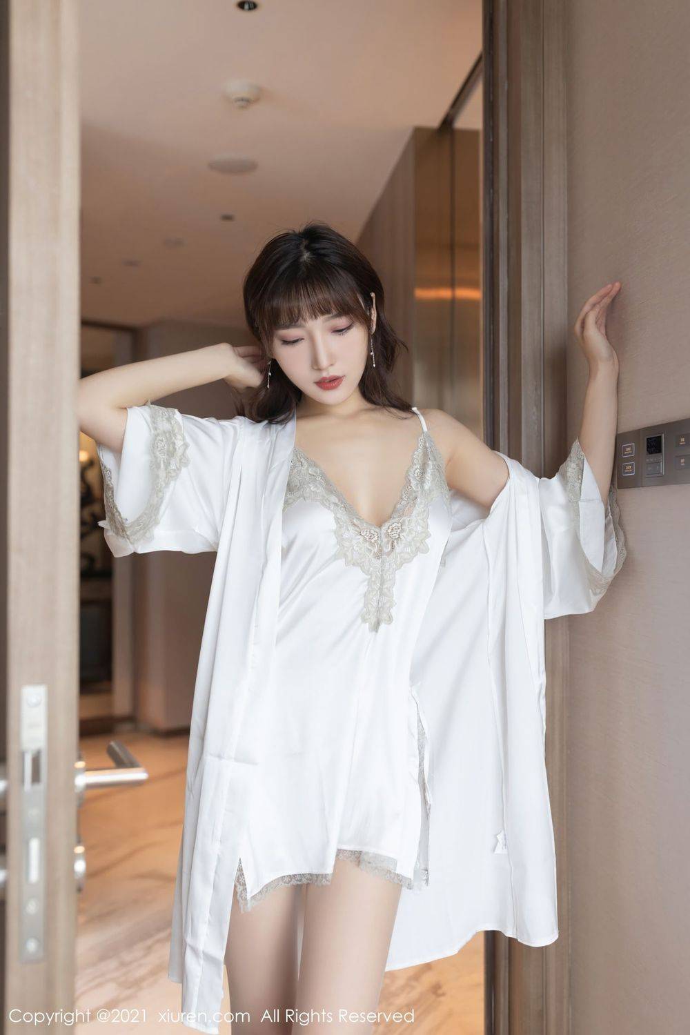 秀人网美女模特陆萱萱轻透迷人睡衣居家主题楚楚动人写真