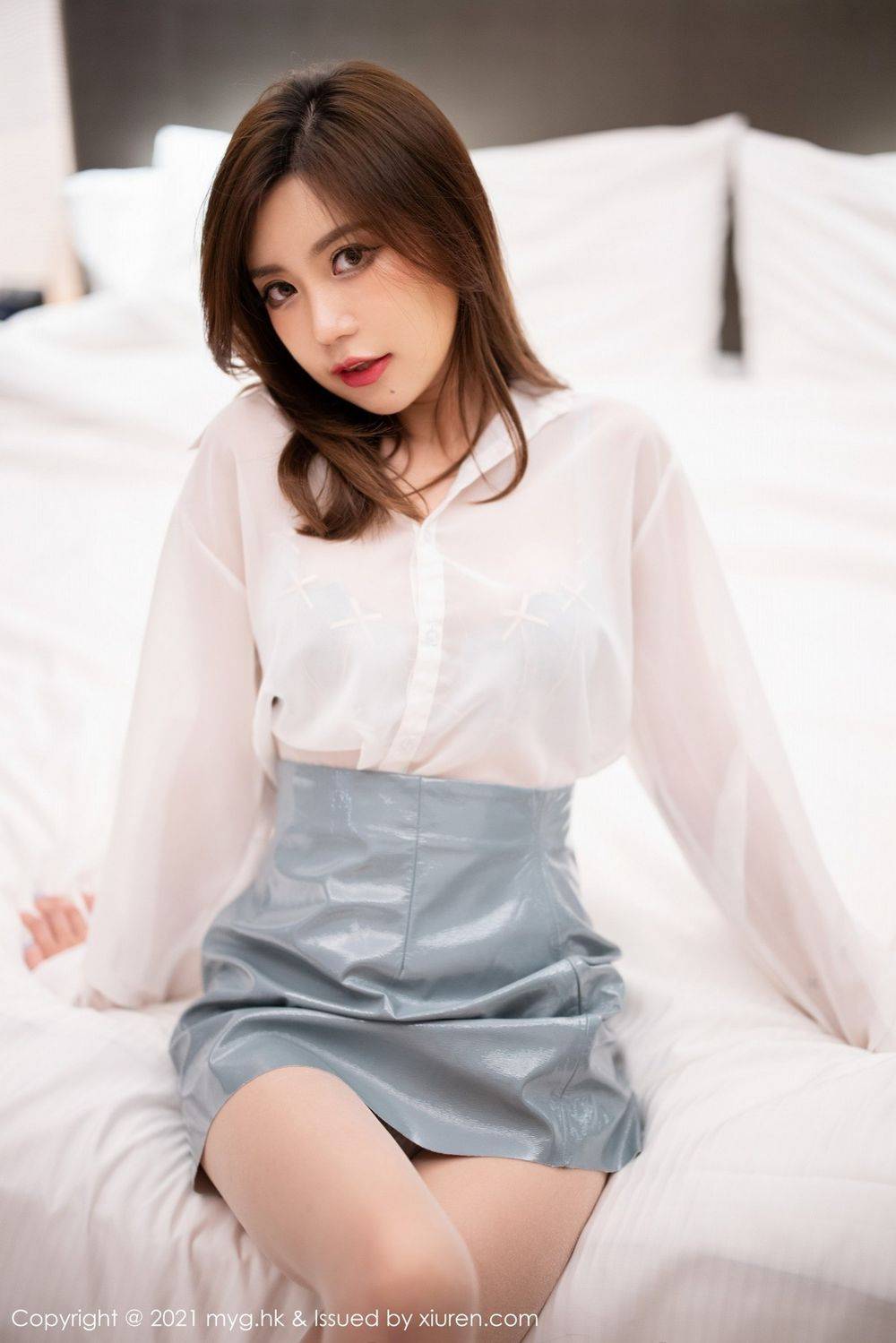 美媛馆性感女神绮里嘉Carina白衬衫与薄荷绿皮裙OL杭州旅拍-12