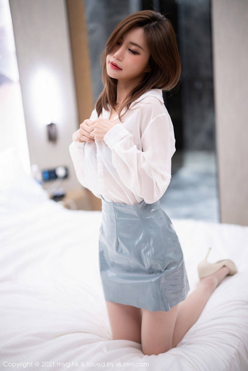 美媛馆性感女神绮里嘉Carina白衬衫与薄荷绿皮裙OL杭州旅拍-18