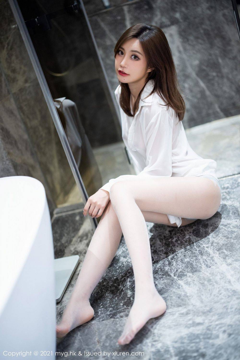 美媛馆性感女神绮里嘉Carina白衬衫与薄荷绿皮裙OL杭州旅拍-53