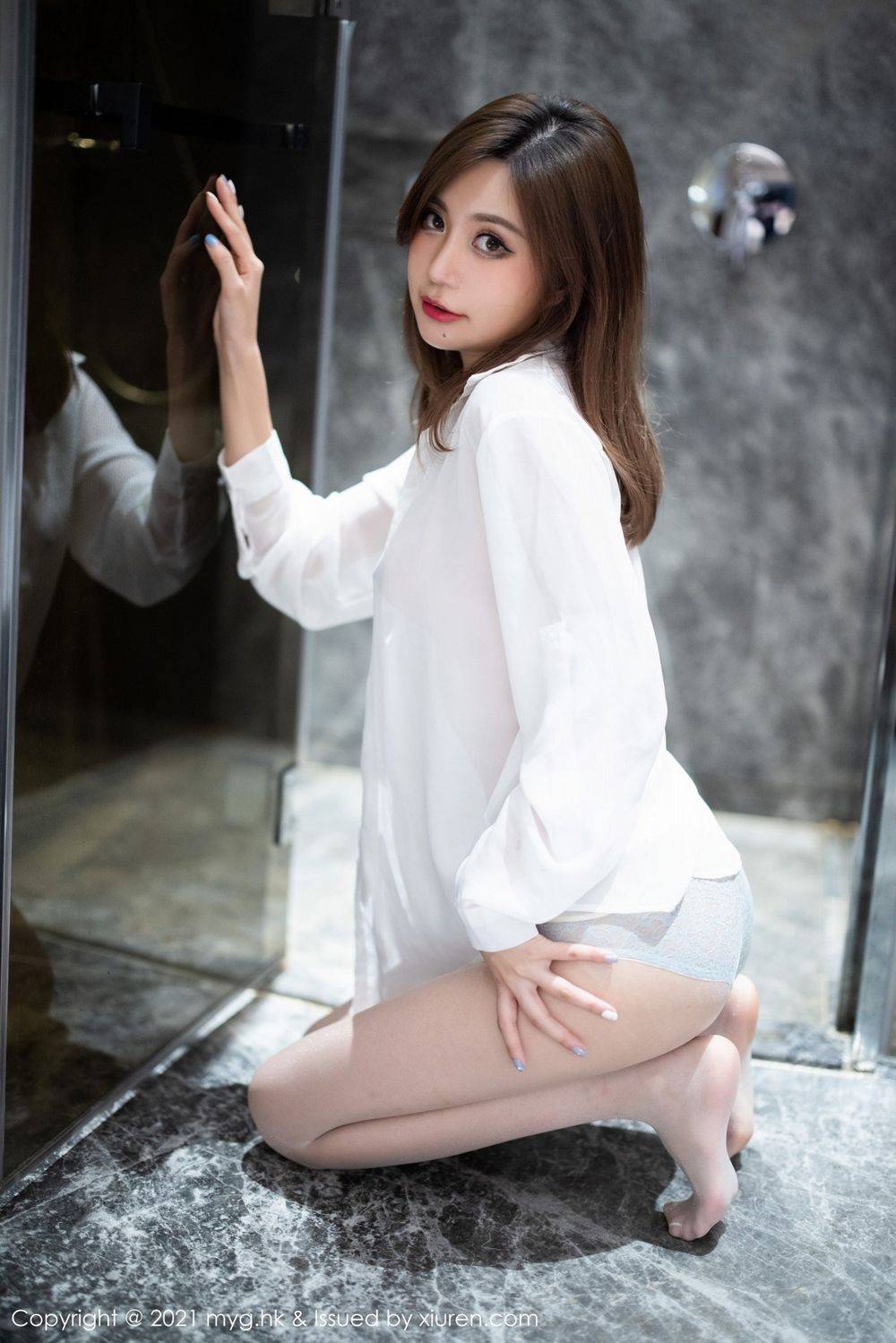 美媛馆性感女神绮里嘉Carina白衬衫与薄荷绿皮裙OL杭州旅拍-50