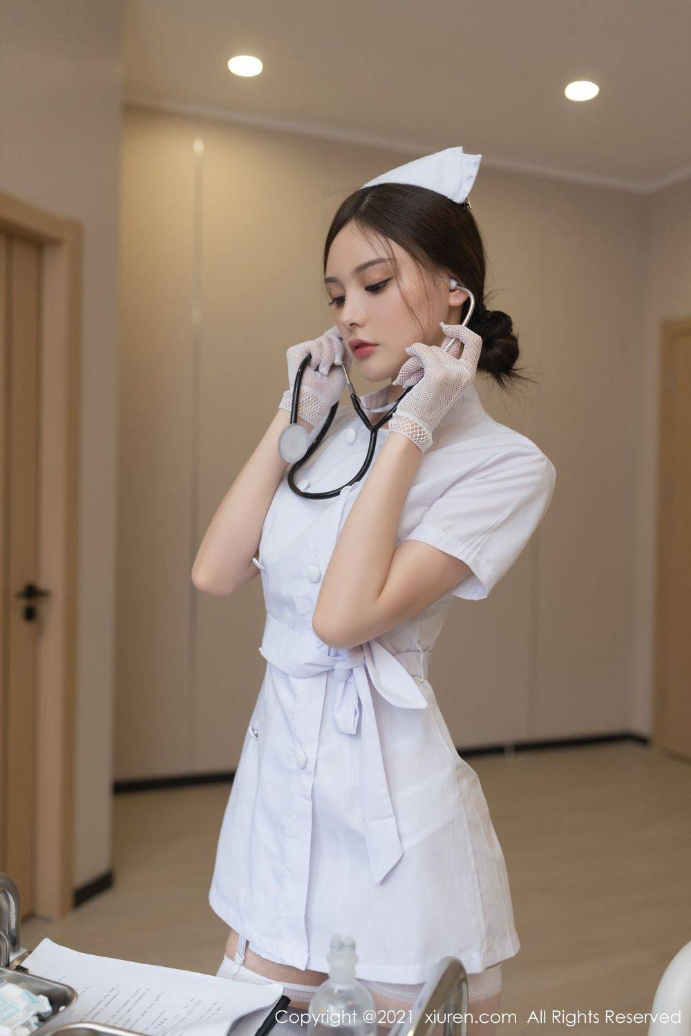 秀人网美女模特王心怡洁白护士制服与丝袜美腿性感写真-14