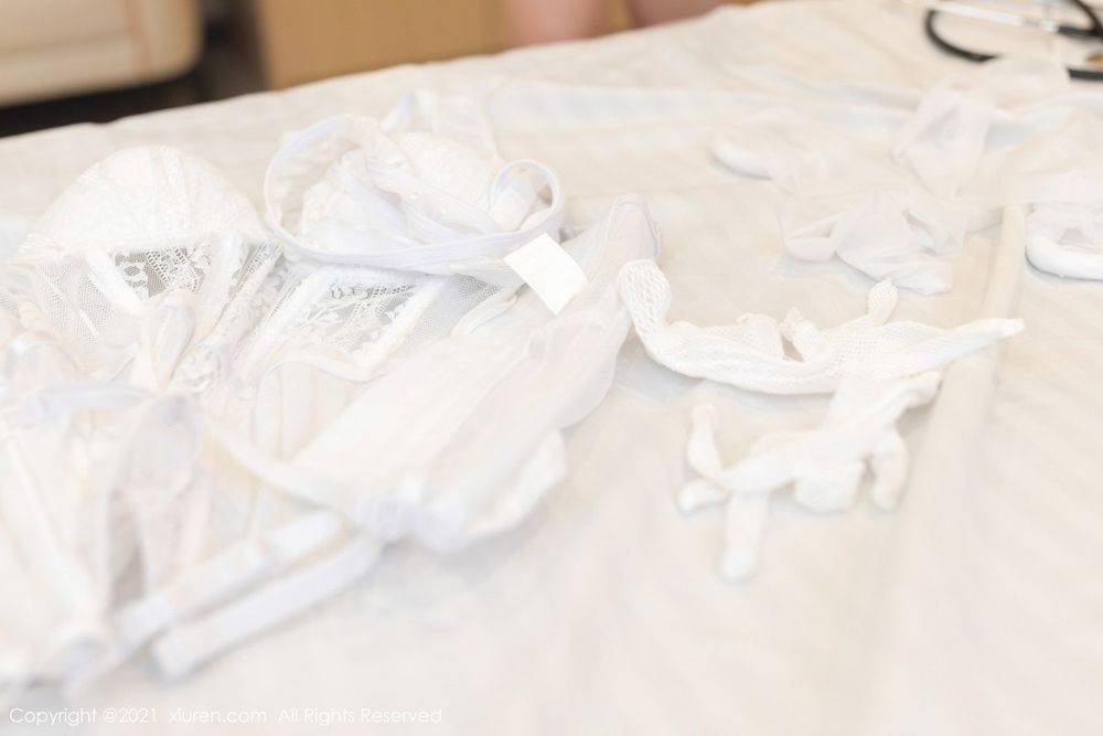 秀人网美女模特王心怡洁白护士制服与丝袜美腿性感写真-65