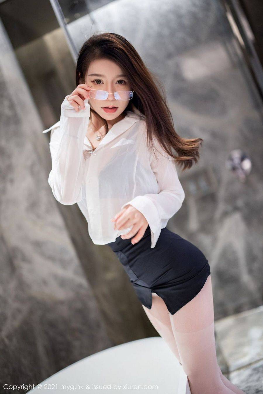 美媛馆美女模特vetiver嘉宝贝儿白衬衫黑短裙职场OL杭州旅拍-8