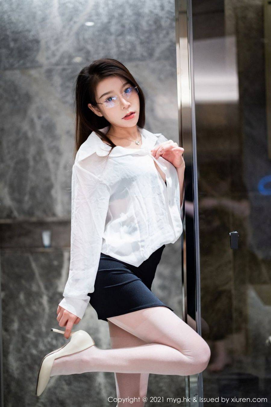 美媛馆美女模特vetiver嘉宝贝儿白衬衫黑短裙职场OL杭州旅拍-15