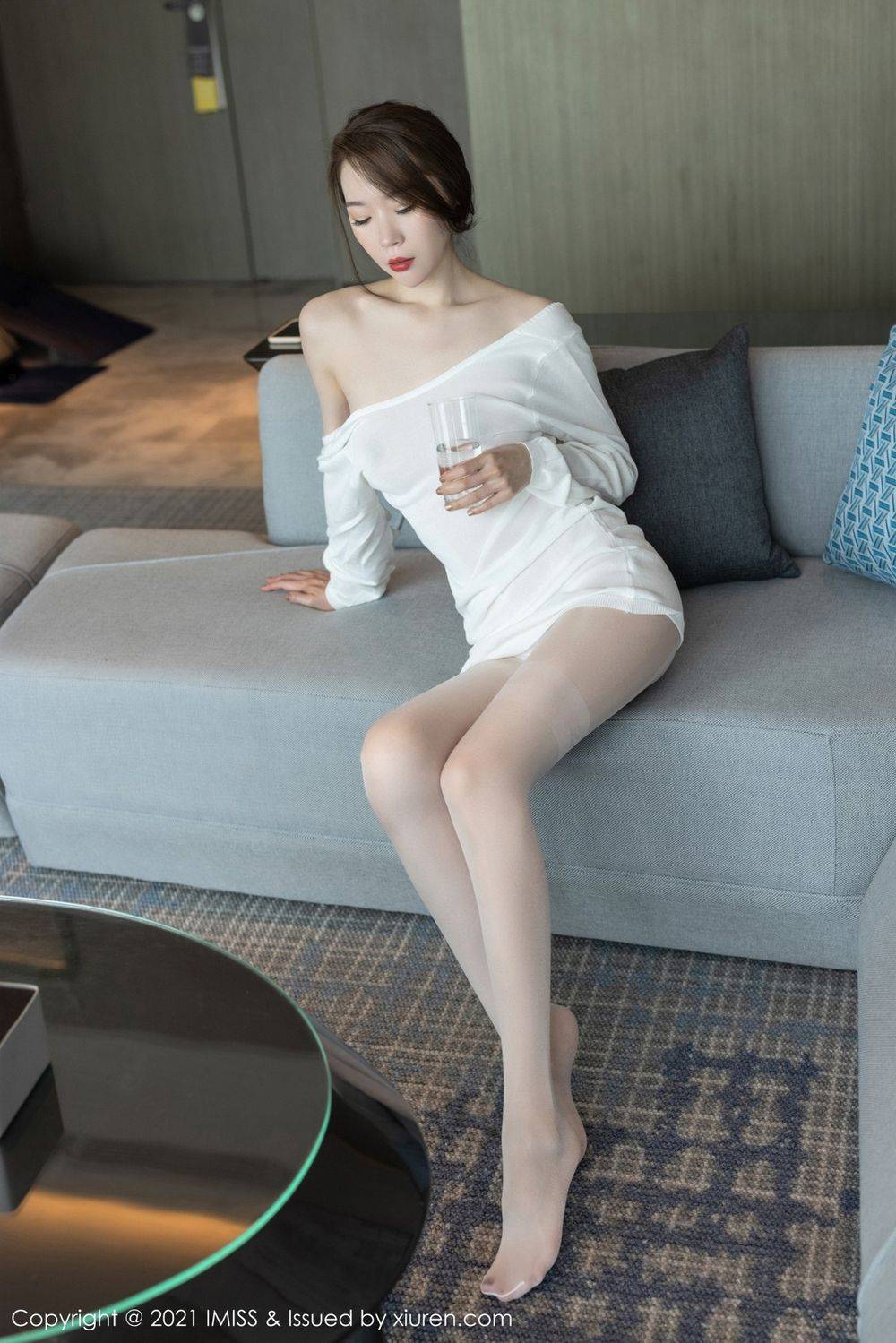 爱蜜社美女模特梦心玥轻透白色上衣与灵动丝袜心愿旅拍-13