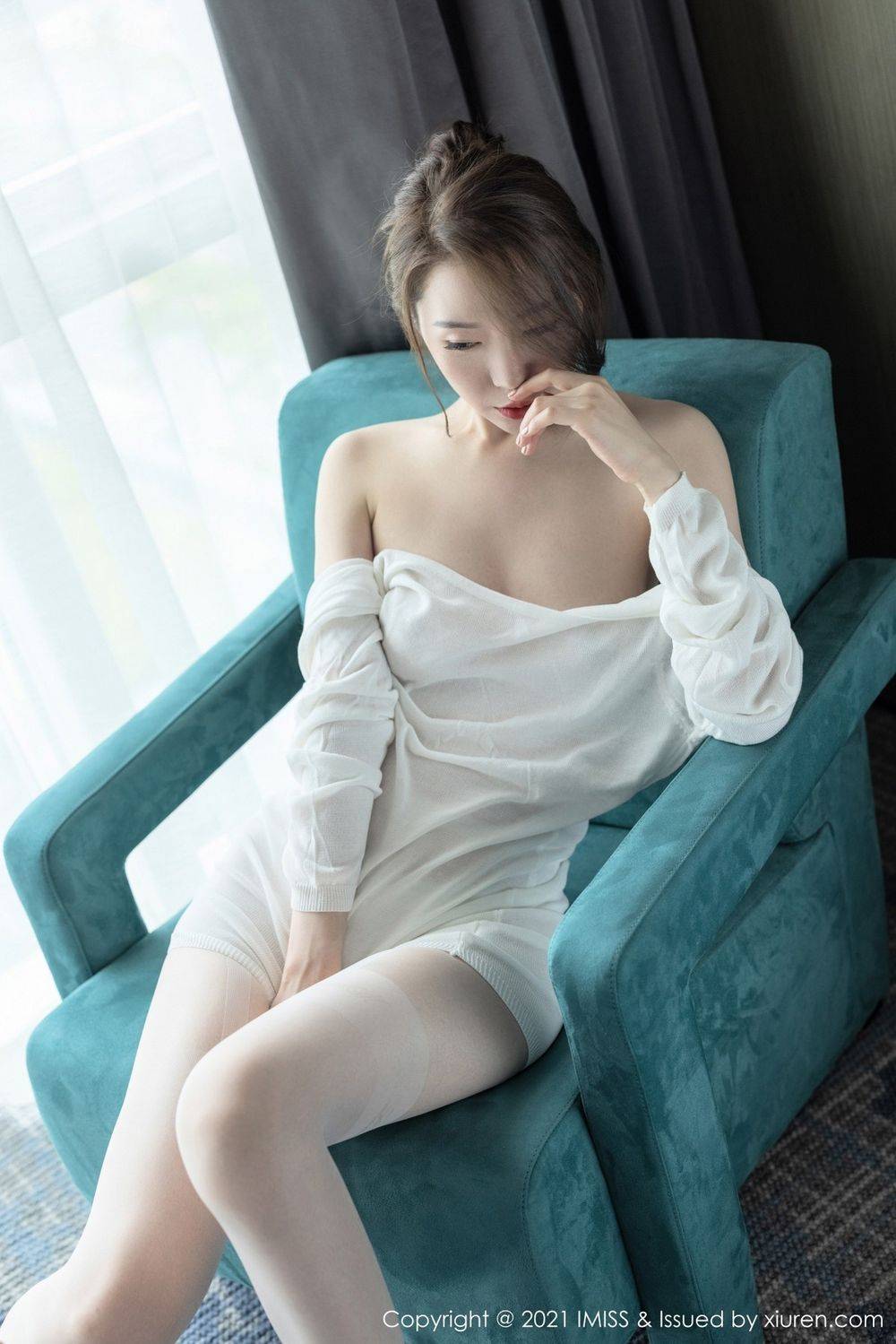 爱蜜社美女模特梦心玥轻透白色上衣与灵动丝袜心愿旅拍-23