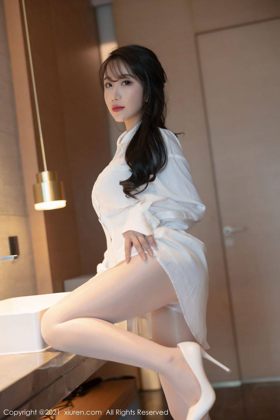 秀人网性感女神绯月樱Cherry白衬衫+灵动丝袜系列深圳旅拍-2