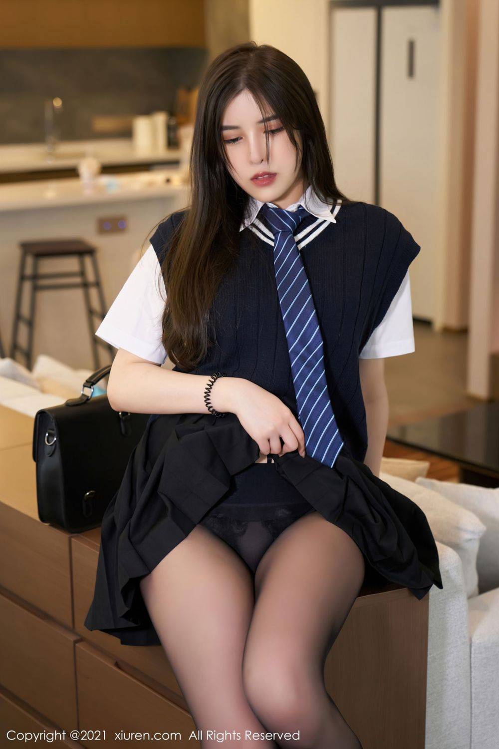 秀人网美女模特韩静安黑丝美腿清纯学院制服魅惑系列写真-2