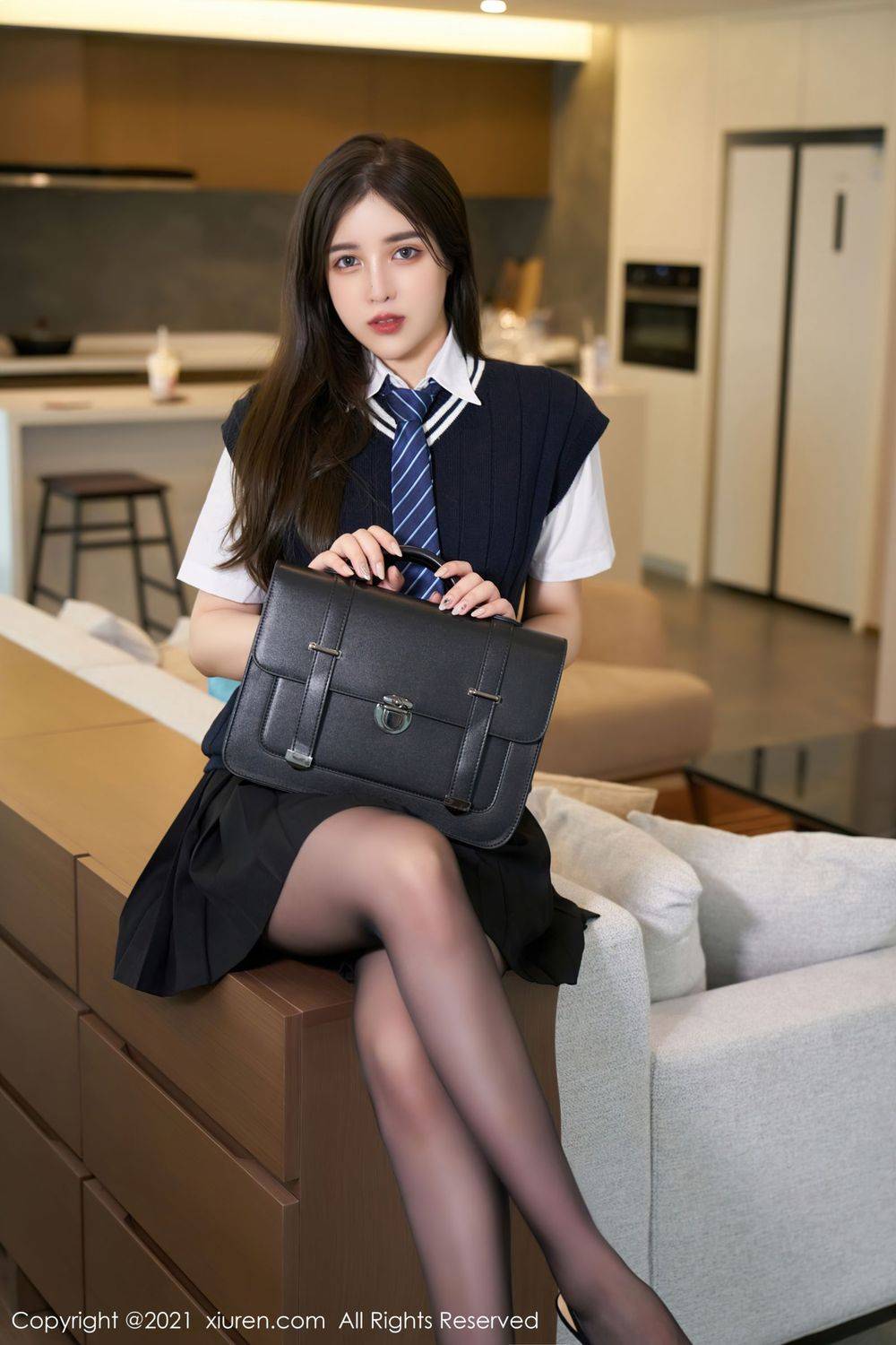 秀人网美女模特韩静安黑丝美腿清纯学院制服魅惑系列写真-15