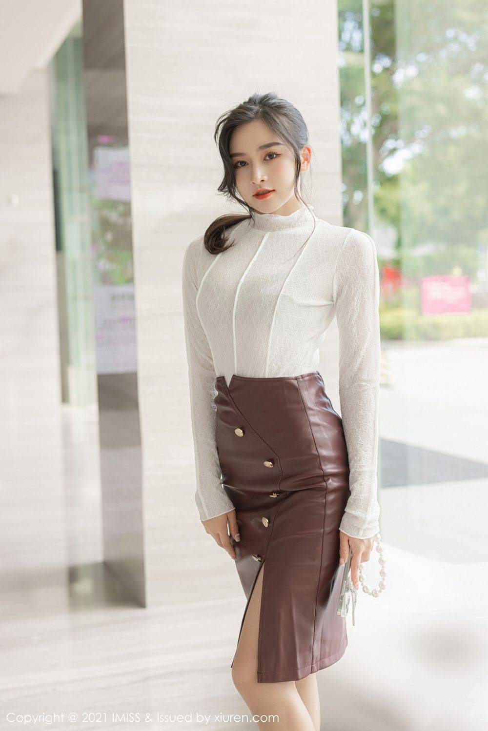 爱蜜社气质美女Vanessa开叉皮裙丝袜美腿都市系列性感写真-2