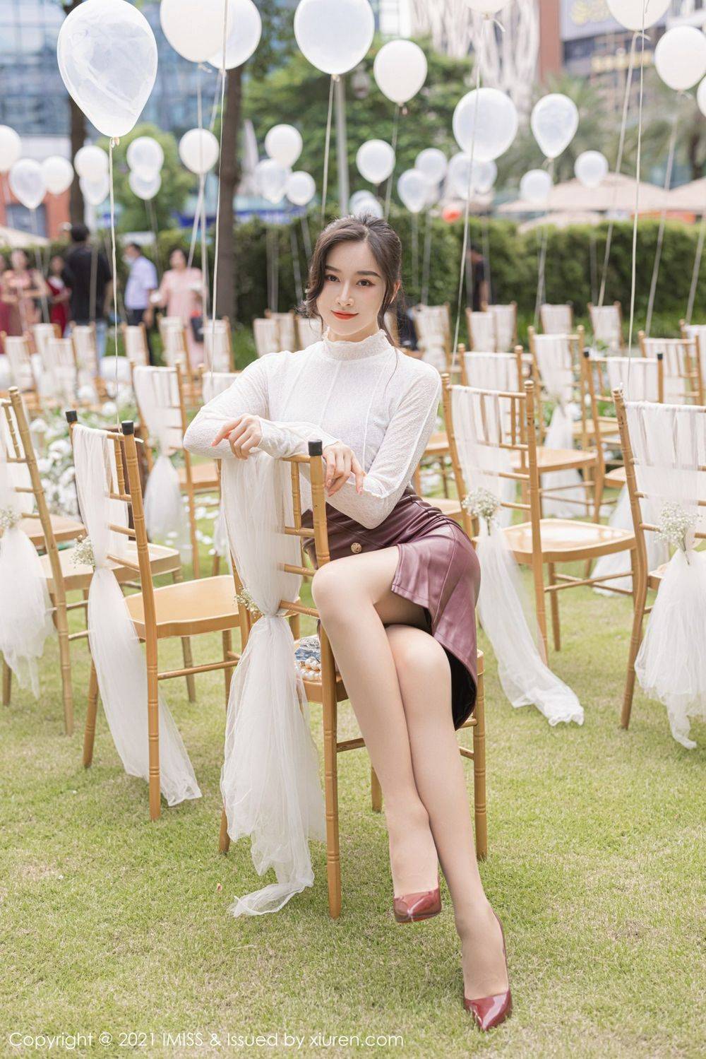 爱蜜社气质美女Vanessa开叉皮裙丝袜美腿都市系列性感写真-10