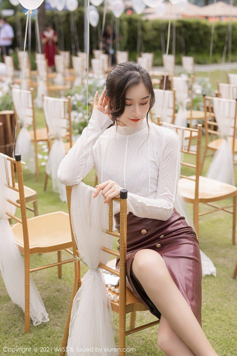 爱蜜社气质美女Vanessa开叉皮裙丝袜美腿都市系列性感写真-13