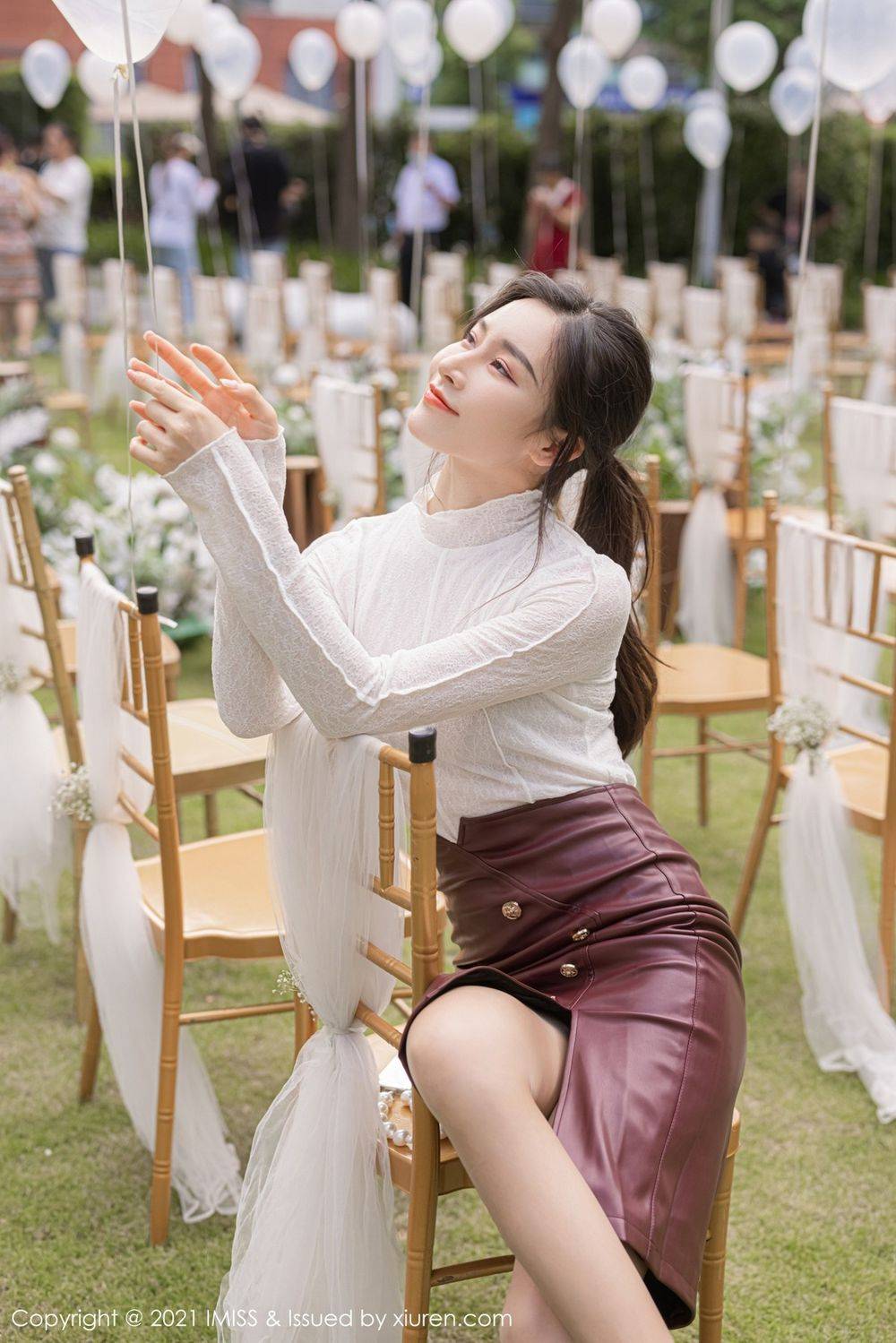 爱蜜社气质美女Vanessa开叉皮裙丝袜美腿都市系列性感写真-14