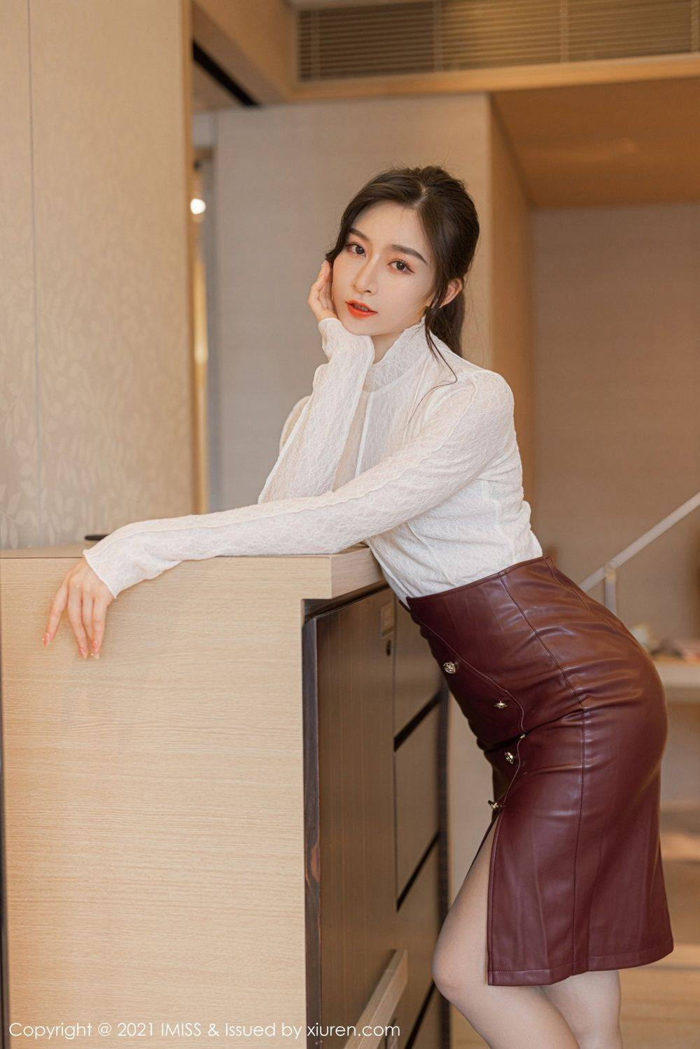 爱蜜社气质美女Vanessa开叉皮裙丝袜美腿都市系列性感写真-17