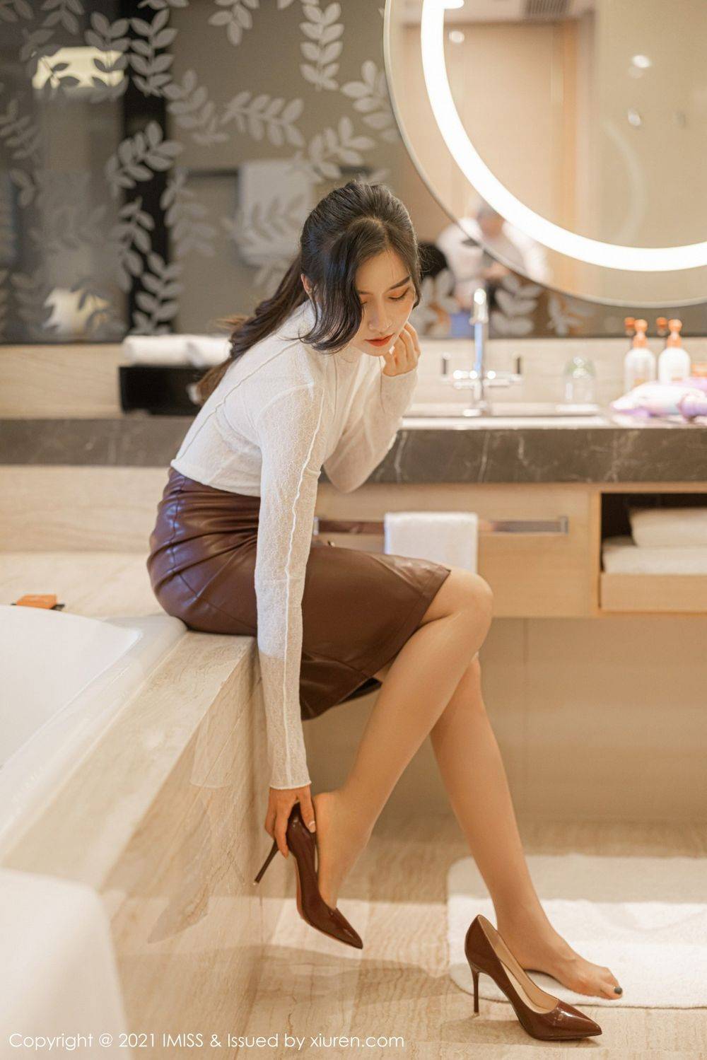 爱蜜社气质美女Vanessa开叉皮裙丝袜美腿都市系列性感写真-24