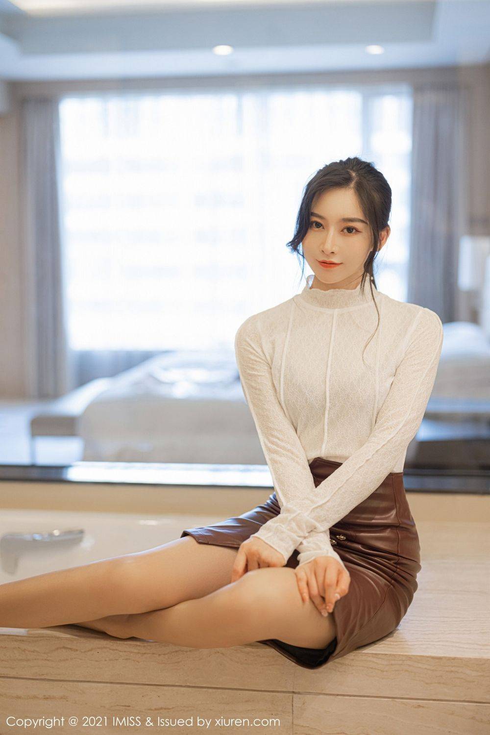 爱蜜社气质美女Vanessa开叉皮裙丝袜美腿都市系列性感写真-25