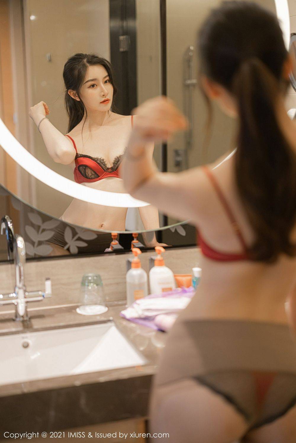 爱蜜社气质美女Vanessa开叉皮裙丝袜美腿都市系列性感写真-33