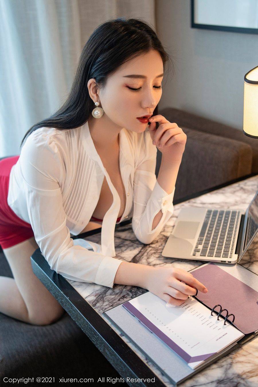 秀人网美女模特顾桥楠Cora魔鬼身材制服诱惑都市系列写真-31