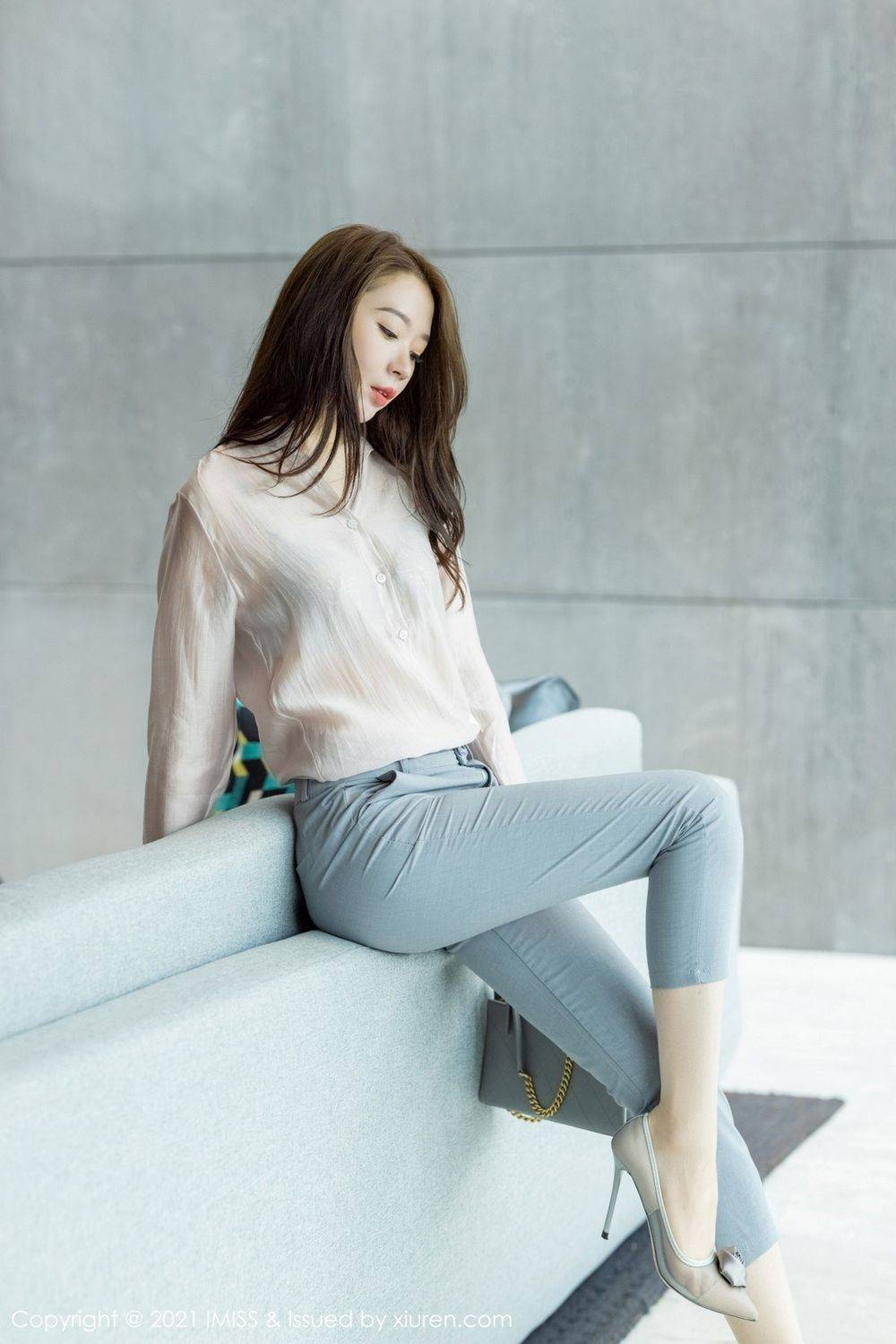 爱蜜社美女模特梦心玥丝足美腿都市OL妩媚动人系列心愿旅拍-3