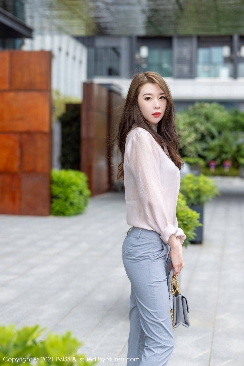 爱蜜社美女模特梦心玥丝足美腿都市OL妩媚动人系列心愿旅拍-2