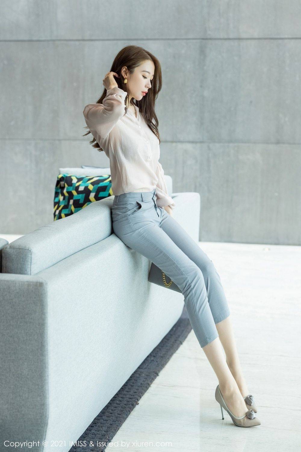 爱蜜社美女模特梦心玥丝足美腿都市OL妩媚动人系列心愿旅拍-4