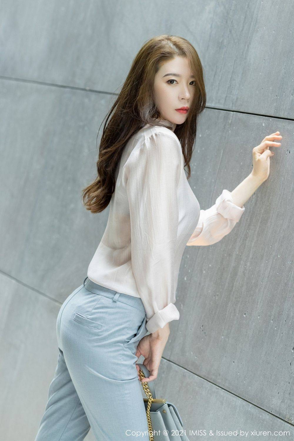 爱蜜社美女模特梦心玥丝足美腿都市OL妩媚动人系列心愿旅拍-8