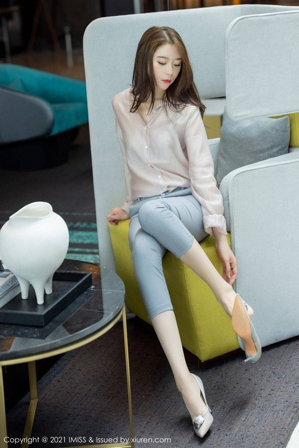 爱蜜社美女模特梦心玥丝足美腿都市OL妩媚动人系列心愿旅拍-9