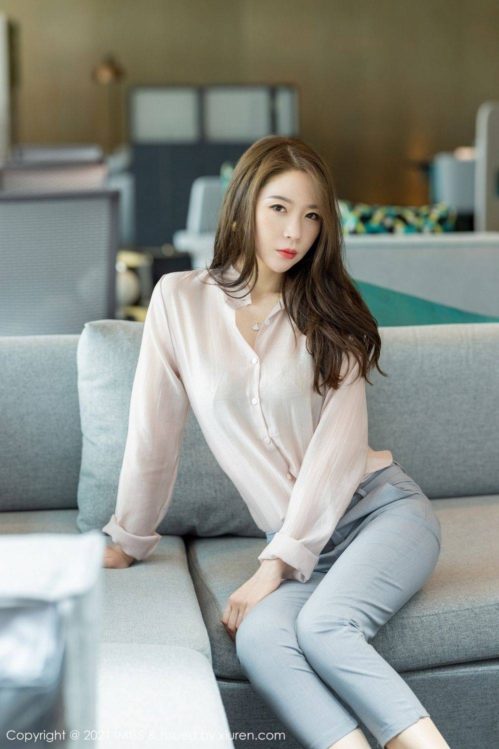 爱蜜社美女模特梦心玥丝足美腿都市OL妩媚动人系列心愿旅拍-12