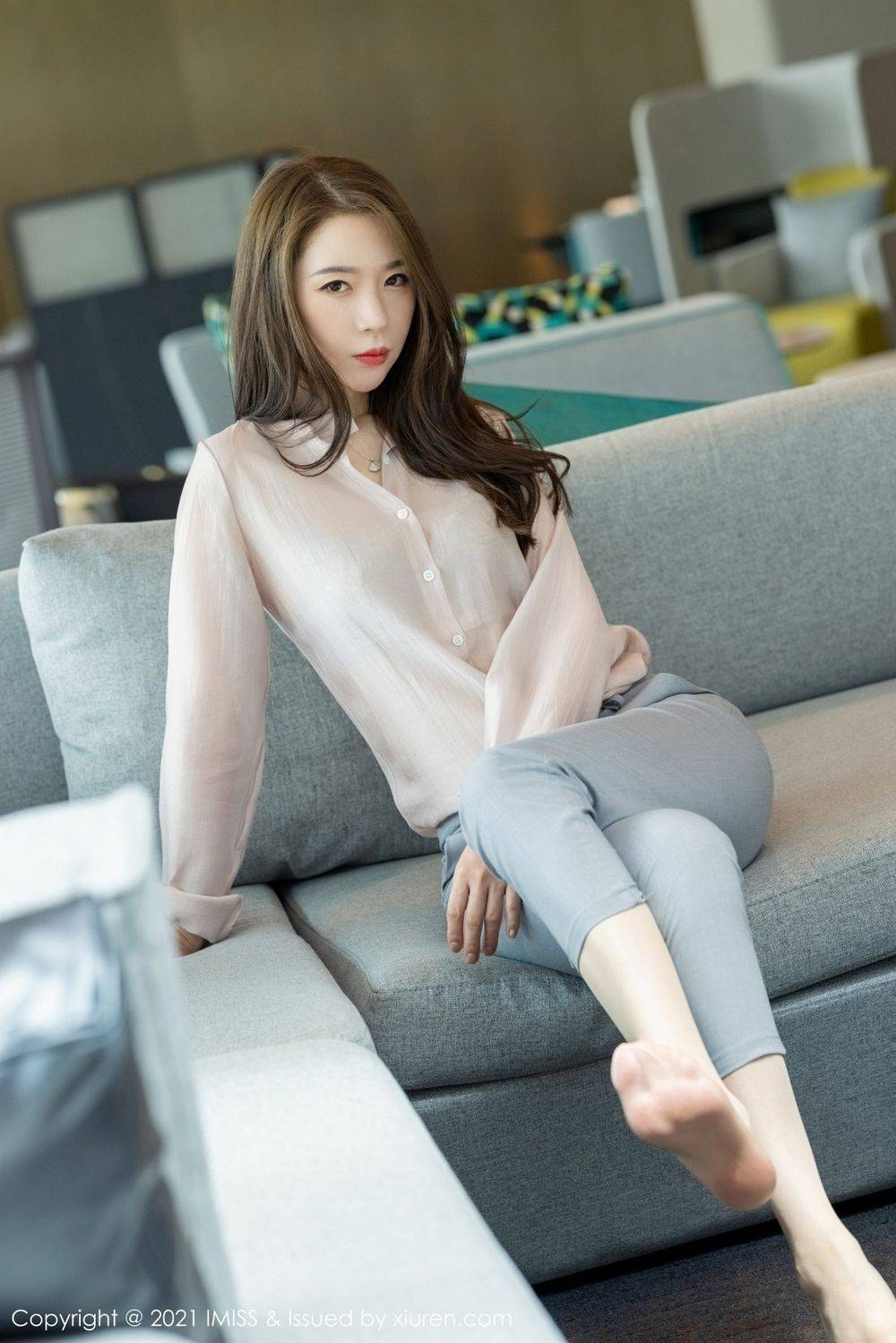 爱蜜社美女模特梦心玥丝足美腿都市OL妩媚动人系列心愿旅拍-14