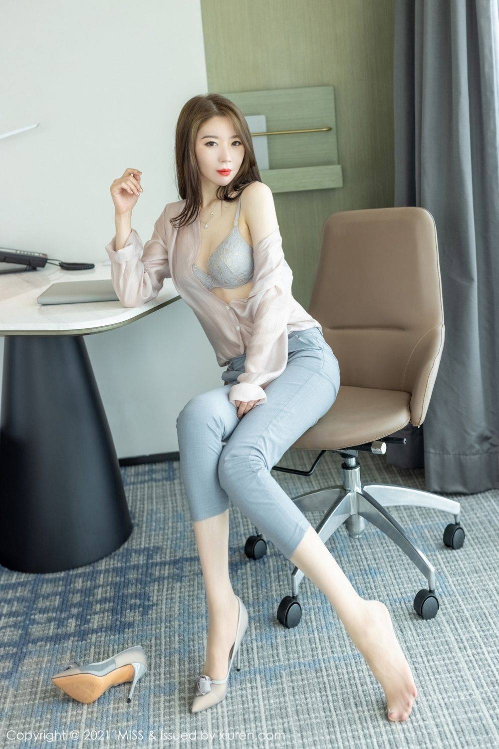 爱蜜社美女模特梦心玥丝足美腿都市OL妩媚动人系列心愿旅拍-22